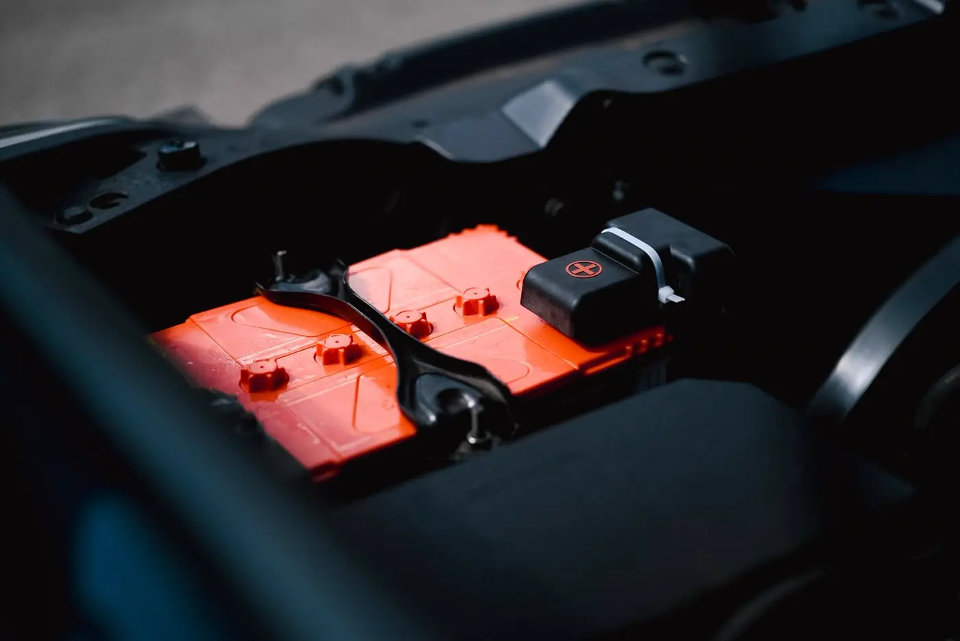 Batterie de voiture au plomb sur un etabli d'atelier