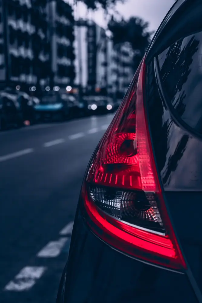 Phares avant allumes d'une voiture de nuit