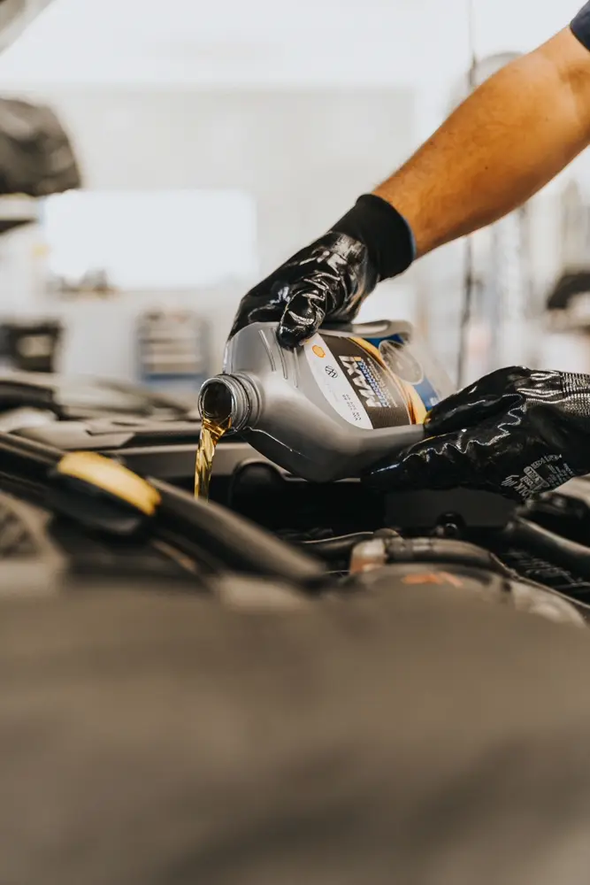 Vidange d'huile moteur en cours dans un garage