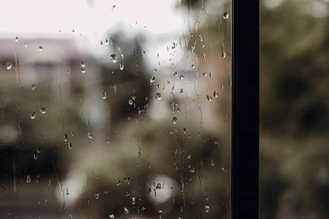 Pluie sur un pare-brise de voiture, essuie-glace en action